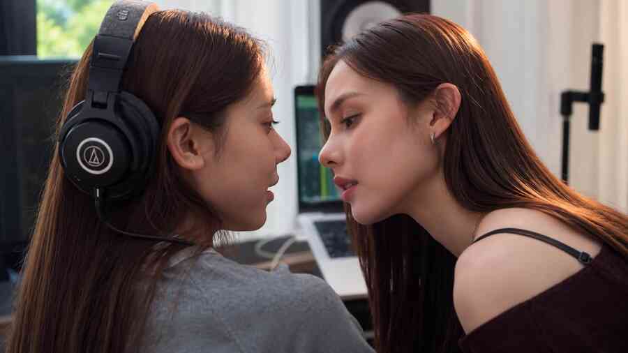 ¡Ya se estrenó! Friend y Palm protagonizan el piloto de Resonance